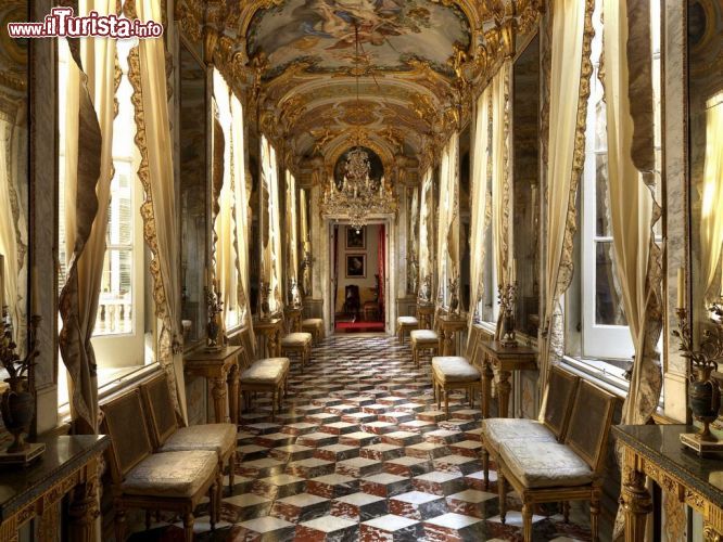 Immagine All'interno alla dimora storica di Palazzo Spinola: camminando dentro la galleria degli specchi