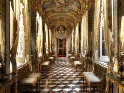 All'interno alla dimora storica di Palazzo Spinola: camminando dentro la galleria degli specchi