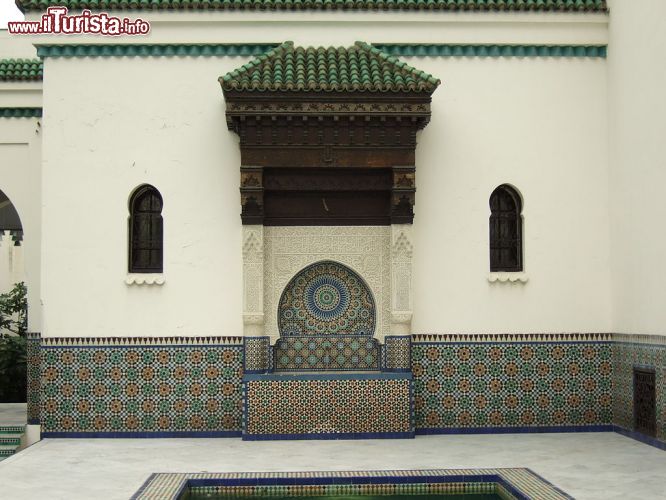 Immagine Fontana delle abluzioni nel patio della Grande Moschea di Parigi - © Eric-Olivier LE BIGOT (EOL) -  CC BY-SA 3.0 - Wikimedia Commons.