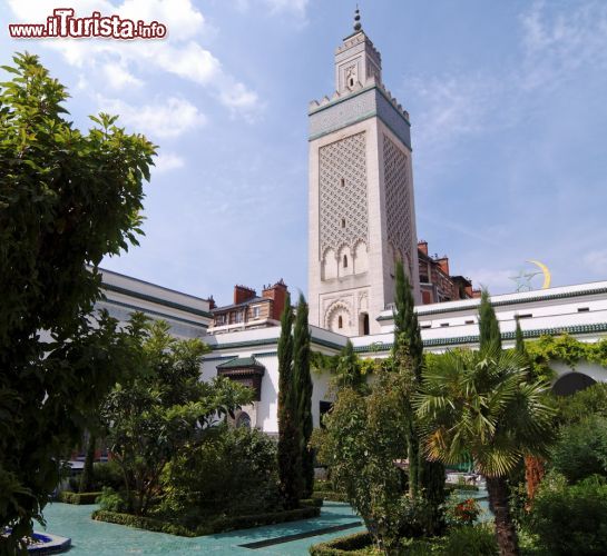 Immagine il grande minareto della Moschea di Parigi - © bensliman hassan / Shutterstock.com