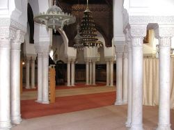 La sala delle 40 colonne, la zona della preghiera all'interno della Grande Moschea di Parigi - © GD-FR-Paris-Mosquée018 - CC BY-SA 2.5 - Wikimedia Commons.