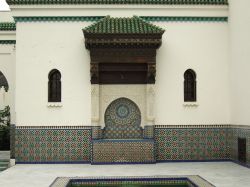 Fontana delle abluzioni nel patio della Grande Moschea di Parigi - © Eric-Olivier LE BIGOT (EOL) -  CC BY-SA 3.0 - Wikimedia Commons.