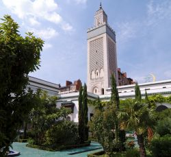 il grande minareto della Moschea di Parigi - © bensliman hassan / Shutterstock.com