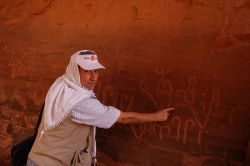 Abudallah indica i graffiti del Wadi Rum