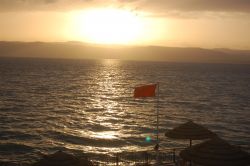 Bandiera rossa sul Mar Morto