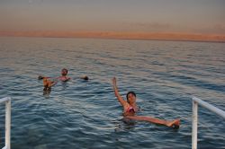 bagno all'alba sul Mar Morto