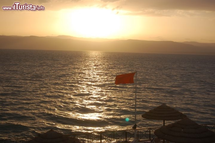 Immagine Bandiera rossa sul Mar Morto