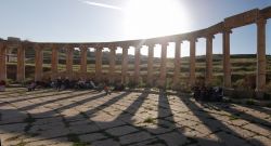 Tramonto sulla Piazza Ovale di Jerash