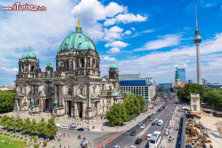 Immagine La chiesa più grande ed importante di Berlino: sulle riva dell'isola di Sprea troviamo il Berliner dom, originariamente una chiesa dedicata al culto di Sant'Erasmo. oggi tempio protestante con architetture di tipo barocco, risalenti alla ultima ristrutturazione datata 1905 - © S-F / Shutterstock.com