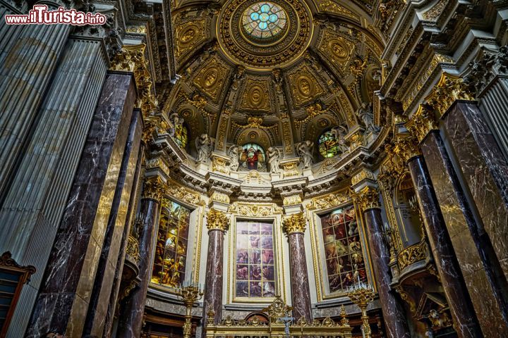 Immagine Il ricco soffitto del Duomo di Berlino, che era stato danneggiato dai bombardamenti della Seconda Guerra mondiale e da un incendio di matrice terroristica, è stato completamente restaurato e rimportato all'antico splendore nel 1983 - © Philip Bird LRPS CPAGB / Shutterstock.com