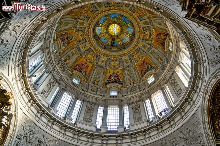 Immagine Interno della grande cupola principale del Duomo di Berlino. Il culmine della chiesa raggiunge un'altezza di ben 114 metri, si può salire su di essa e godere di uno dei panorami più belli di Berlino - © Philip Bird LRPS CPAGB / Shutterstock.com