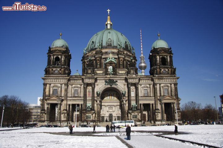 Immagine Le cupole del Duomo di Berlino, sullo sfondo la cima della Fernsehturm, la torre televisiva della capitale tedesca. Non inganni la prospettiva: mentre la cupola centrale si eleva ad una altezza di 114 metri, la cima della torre raggiunge un'altezza olre tre volte superiore, toccando i 368 metri d'altezza - © 360b / Shutterstock.com