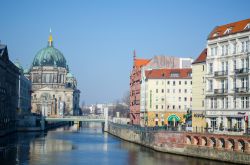 Il fiume Sprea scorre a fianco del Duomo di Berlino, che rimane sul lato settentrionale dell'isola di Sprea, uno degli angoli più spettacolari della capitale della Germania - © ...
