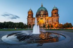 Fotografia notturna del Duomo di Berlino con la fontana dell'antistante Piazza del castello (Schloßplatz), Mitte - © anshar / Shutterstock.com