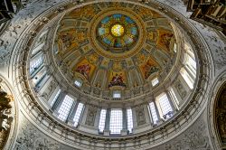 Interno della grande cupola principale del Duomo di Berlino. Il culmine della chiesa raggiunge un'altezza di ben 114 metri, si può salire su di essa e godere di uno dei panorami più ...