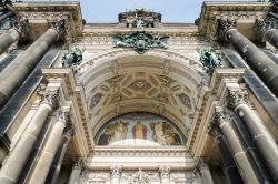 Il portale prinicipale d'ingresso al Duomo di Berlino. Entrare nella chiesa costa costa 7 euro. Se siete dei fedeli potete entrare gratuitamente dal Portale di Bronzo, ed accedere ad una ...