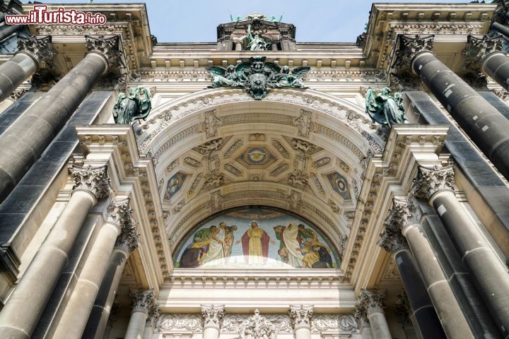 Immagine Il portale prinicipale d'ingresso al Duomo di Berlino. Entrare nella chiesa costa costa 7 euro. Se siete dei fedeli potete entrare gratuitamente dal Portale di Bronzo, ed accedere ad una zona dedicata alla preghiera  - © Philip Bird LRPS CPAGB / Shutterstock.com