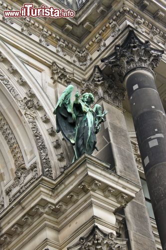 Immagine Una coppia di sculture di angeli sorveglia l'ingresso del duomo di Berlino, qui vediamo quella sulle colonne di destra - © Anastasia Petrova / Shutterstock.com