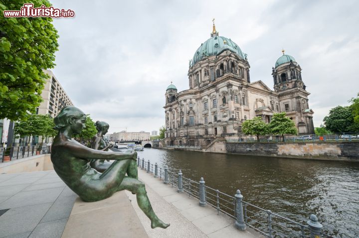 Immagine Statue lungo il fiume Sprea, di fronte al Duomo di Berlino - © Yongyut Kumsri / Shutterstock.com