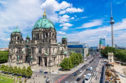 La chiesa più grande ed importante di Berlino: sulle riva dell'isola di Sprea troviamo il Berliner dom, originariamente una chiesa dedicata al culto di Sant'Erasmo. oggi tempio ...