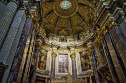 Il ricco soffitto del Duomo di Berlino, che era stato danneggiato dai bombardamenti della Seconda Guerra mondiale e da un incendio di matrice terroristica, è stato completamente restaurato ...