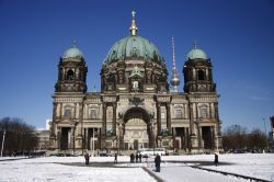 Le cupole del Duomo di Berlino, sullo sfondo la cima della Fernsehturm, la torre televisiva della capitale tedesca. Non inganni la prospettiva: mentre la cupola centrale si eleva ad una altezza ...