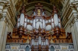 L'organo principale del Duomo di Berlino: la chiesa della capitale tedesca organizza concerti di musica sacra e corale tra i più seguiti di tutta la Germania - © Philip Bird ...