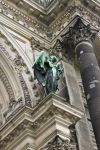 Una coppia di sculture di angeli sorveglia l'ingresso del duomo di Berlino, qui vediamo quella sulle colonne di destra - © Anastasia Petrova / Shutterstock.com