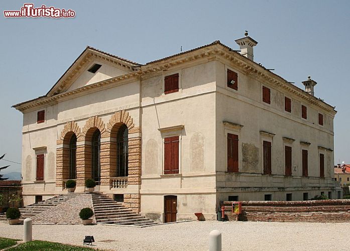 Immagine L'elegante facciata della Villa, da molti considerata come il capolavoro dell'architetto Palladio è  una delle attrazioni da non perdere a Caldogno di Vicenza - © Hans A. Rosbach - CC BY-SA 2.5 - wikipedia.org