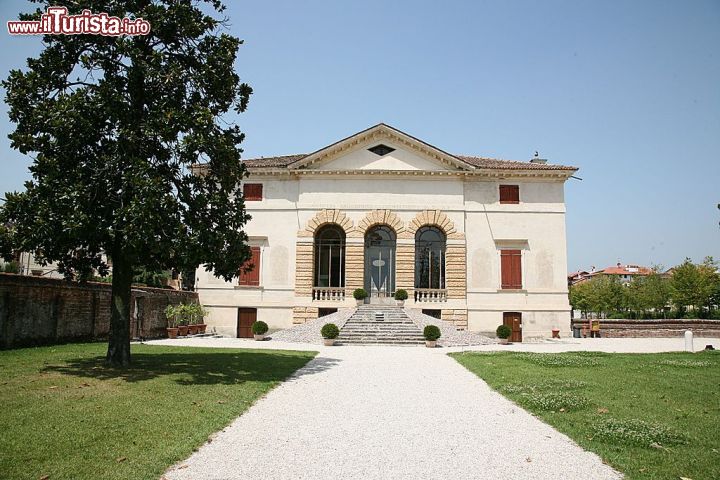 Immagine Il giardino e l'edificio di Villa Caldogno - © Hans A. Rosbach - CC BY-SA 2.5 - wikipedia.org