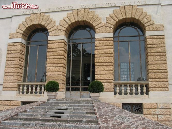 Immagine Particolare degli archi a bugnato rustico di Villa Caldogno - © Hans A. Rosbach - CC BY-SA 2.5 - wikipedia.org