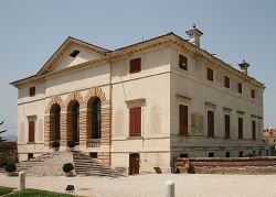 L'elegante facciata della Villa, da molti considerata come il capolavoro dell'architetto Palladio è  una delle attrazioni da non perdere a Caldogno di Vicenza - © ...