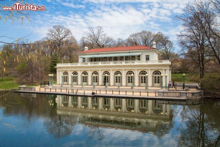 Immagine Costruito nel 1905, Boathouse di Prospect Park è stato uno dei primi edifici della città ad essere dichiarato luogo di interesse storico. Location fra le più eleganti e raffinate di Brooklyn, offre un incantevole panorama per appuntamenti di lavoro e per occasioni speciali. Questo bell'edificio in stile neoclassico si affaccia sul pittoresco lago Lullwater e sul Lullwater Bridge - ©  littleny / Shutterstock.com