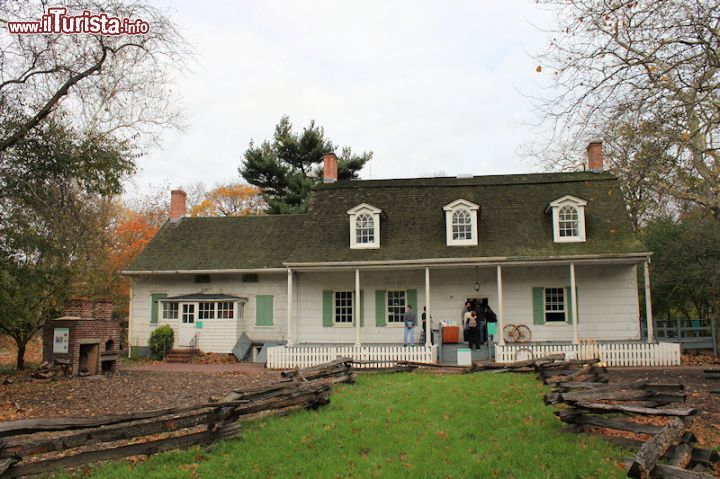 Immagine Situata a Prospect Park, Lefferts Historic House fu costruita da Pieter Lefferts nel 1783. Dopo la sua morte, l'edificio passò al figlio John e poi a Gertrude Lefferts Vanderbilt, nipote di Pieter, che scrisse della sua famiglia e dell'abitazione in un libro del 1881, "The Social History of Flatbush". Dopo essere appartenuto alla famiglia Lefferts per quattro generazioni, nel 1917 l'edificio divenne di proprietà della città di New York che la spostò dal villaggio agricolo di Flatbush nell'attuale sede a Prospect Park. Fra le ultime case coloniche olandesi rimaste a New York, Lefferts House è circondata da giardini di erbe aromatiche e piante stagionali che ne accentuano ancora di più l'atmosfera rurale. Al suo interno ospita un museo dedicato ai bambini che possono ammirare e interagire con giocattoli e utensili tradizionali oltre che imparare, con l'aiuto degi adulti, a fare il burro, cucire, realizzare candele e partecipare ad altre attività agricole