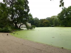 Situato nella parte orientale di Prospect Park, Boathouse fu costruito nel 1905-7 in stile classico e inserito nel registro nazionale dei luoghi storici nel 1972. Salvato dalla demolizione, ...