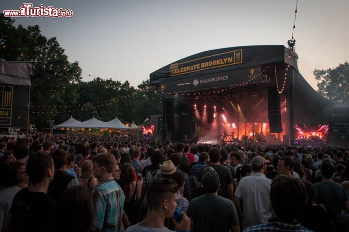 Immagine Il Prospect Park Bandshell ospita nei mesi estivi appuntamenti musicali per tutti i gusti fra cui live rock e concerti di jazz e musica classica. Si può assistere a proiezioni di film, spesso gratuite per il pubblico, esibizioni di danza e molti altri intrattenimenti organizzati all'aperto in quest'area pubblica di New York. E' una fra le più interessanti rassegne artistiche della città.