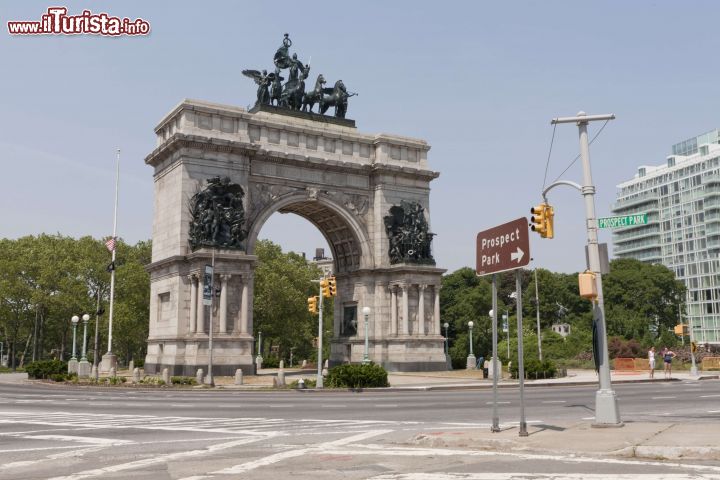 Immagine Grand Army Plaza a New York. La zona attorno all'arco di trionfo costituisce la più grande e frequentata rotonda di Brooklyn trovandosi alla convergenza di Flatbush Avenue, Vanderbilt Avenue, Eastern Parkway, Prospect Park West e Union Street. Qui, da molti anni, ogni sabato dalle 8 alle 16 si svolge un mercato con prodotti biologici. Fra le curiosità che riguardano questa piazza vi è l'installazione nel 1927 di un "Death-O-Meter" che invita gli automobilisti a rallentare con tanto di display su cui compare in continuo aggiornamento il numero delle vittime degli incidenti stradali avvenuti in questo trafficato quartiere di New York - © Will Steacy NYC & Company / nycgo.com