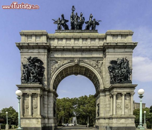 Immagine Soldiers' and Sailors' Memorial Arch a Grand Army Plaza. L'ampio piazzale lastricato di Brooklyn, che comprende l'angolo nord e l'ingresso principale di Prospect Park, ospita questo imponente arco di trionfo dedicato all'Union Army, il piccolo esercito degli Stati Uniti, noto anche come esercito regolare, composto da volontari e militari di leva che ha combattuto e sconfitto gli stati confederati durante la guerra civile americana fra il 1861 e il 1865 - © Manuel Hurtado / Shutterstock.com
