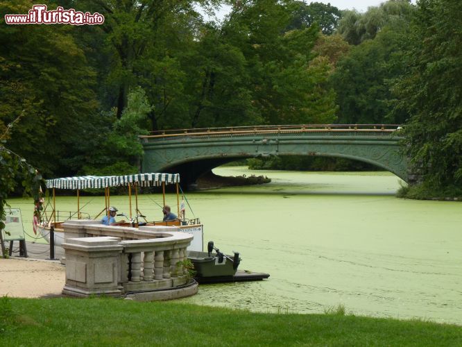 Immagine Costruito nel 2008, il Lullwater Bridge attraversa il South Fork di Peachtree Creek. Chi desidera immergersi in un ambiente idilliaco, prendendosi una pausa dal ritmo frenetico di New York, può concedersi una passeggiata a Prospect Park dove pini, querce e pioppi sembrano quasi essere cresciuti intorno al ponte. Per chi preferisce una prospettiva diversa di questo suggestivo angolo verde della città nulla di meglio che un tour in battello sul lago di Prospect Park