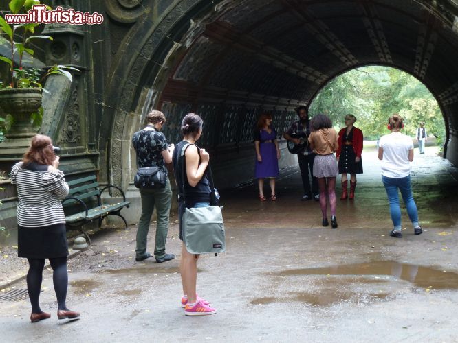 Immagine Un video musicale girato sotto un ponte di Prospect Park. Grazie a suggestivi scorci paesaggistici offerti, quest'area pubblica diventa perfetta location per ospitare eventi e manifestazioni artistiche