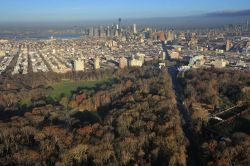 Foto aerea di Prospect Park. A incorniciare boschi e prati di quest'area verde di Brooklyn ci sono edifici e grattacieli di New York che con il loro profilo ne diventano la suggestiva skyline  ...