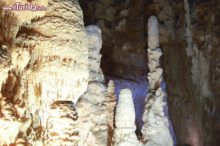 Immagine Concrezioni a canne d'organo e stupende stalagmiti alle grotte di Frasassi (Marche) - © Adwo / Shutterstock.com