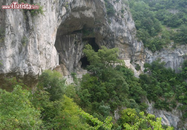 Immagine Gola di Frasassi, il paesaggio carsico vicino alle grotte di Genga - © Deborah Terrin