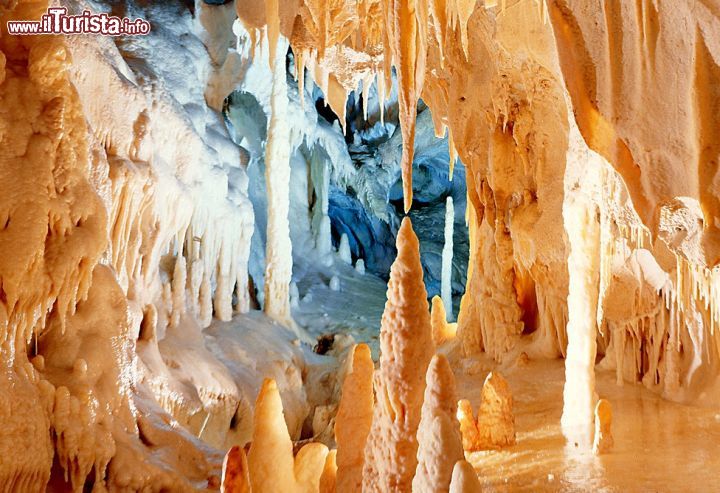 Immagine Il Dettaglio delle purissime concrezioni calcaree delle grotte di frasassi. Le stalattiti e stalagmiti di questo complesso ipogeo sono tra le più pure di tutto il pianeta, con concentrazioni di carbonato di calcio che raggiungono valori superiori al 98% - © Frasassi.com