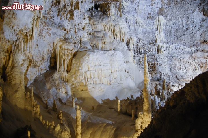 Immagine Il percorso di visita "turistico" alle grotte di Frasassi a Genga - © Adwo / Shutterstock.com