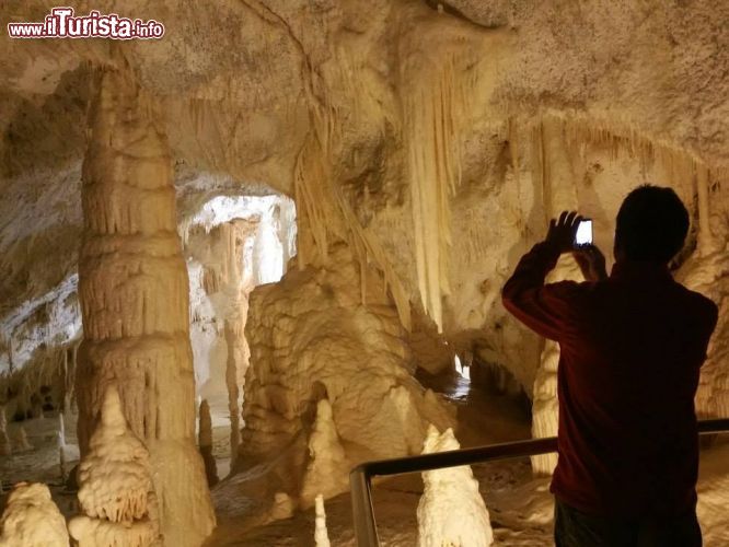 Immagine Il photo tour nelle grotte di Frasassi, aperto al pubblico da poco, è una delle opportunità più emozionanti per chi decide di visitare questo complesso sotterraneo, sicuramente  una delle attrazioni più importanti da vedere nelle Marche  - © Frasassi.com
