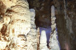 Concrezioni a canne d'organo e stupende stalagmiti alle grotte di Frasassi (Marche) - © Adwo / Shutterstock.com