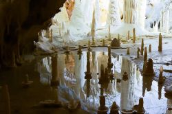 Dettaglio di una sala delle grotte di Frasassi nelle Marche - © Adwo / Shutterstock.com