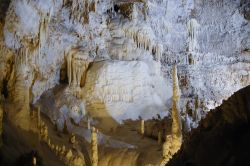 Il percorso di visita "turistico" alle grotte di Frasassi a Genga - © Adwo / Shutterstock.com