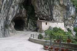 Il Santuario di Frasassi si trova vicino alle omonime grotte, nel comune di Genga, regione Marche - © Deborah Terrin